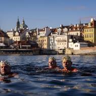 Skupina otužilců pokračuje v tradici. Na Tři krále si zaplave pod Karlovým mostem. 