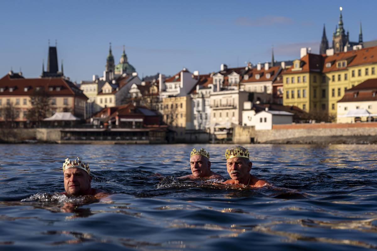 Skupina otužilců pokračuje v tradici. Na Tři krále si zaplave pod Karlovým mostem. 