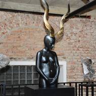 Žena se šroubovitými rohy působí jako lesní bohyně. (Kudu, 2024)