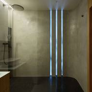 Oblé rohy vypadají velmi efektně a podsvícení třemi pruhy skutečně evokuje atmosféru přímořského letoviska.