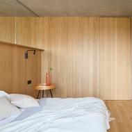 Prkenná dřevěná podlaha je pomyslnou palubou, na níž se odehrává život jachtaře.