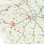 Kolony a komplikace na silnicích v mapě.