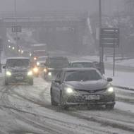 Husté sněžení od brzkého rána komplikuje dopravu. 