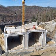 Průběh stavby na orlické hrázi