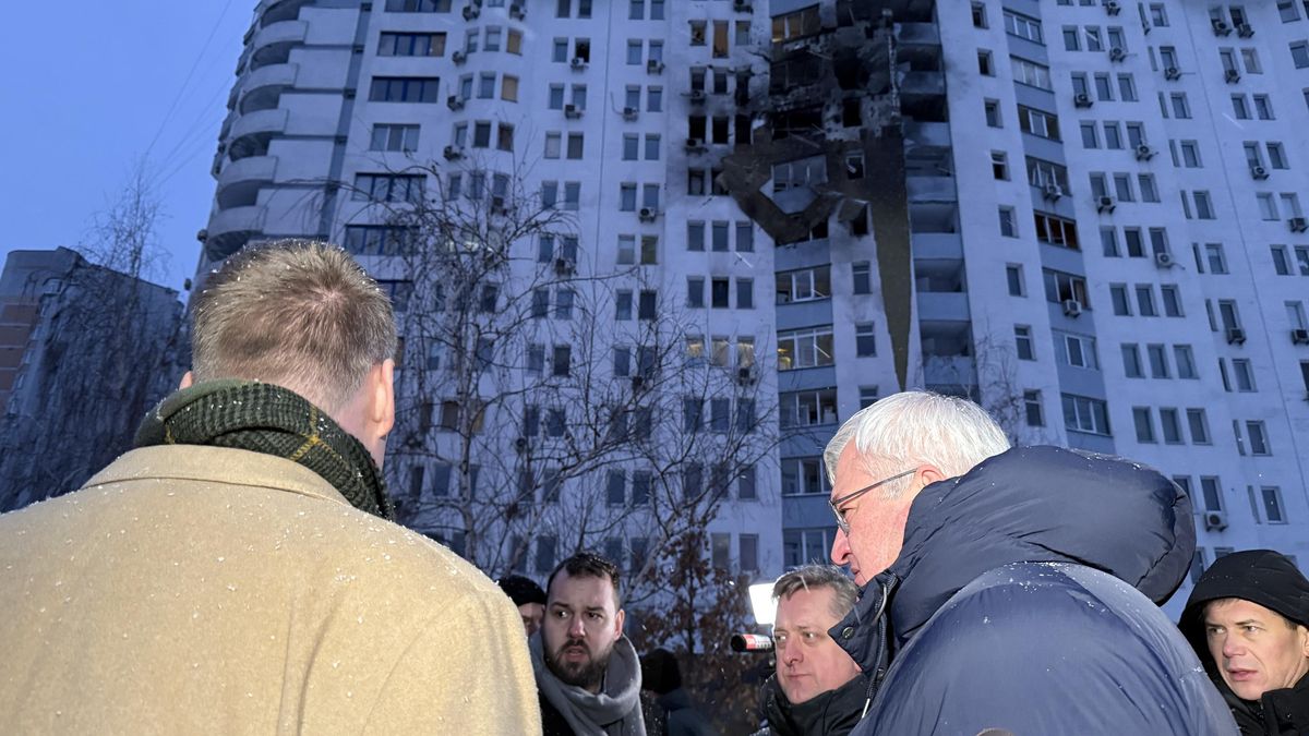 Za válku může rozšiřování NATO, prohlásil Turek na místě ruského útoku v Kyjevě