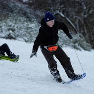 Jízda na plastovém snowboardu…