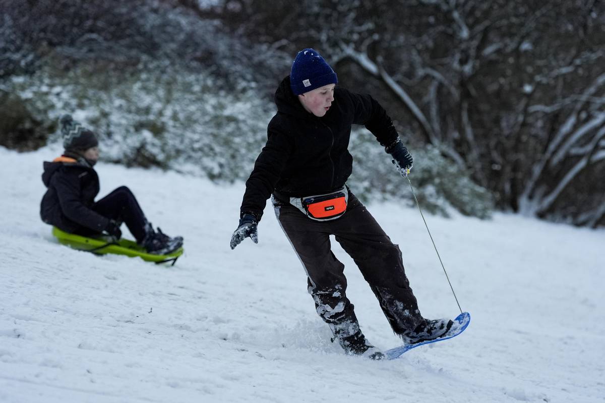 Jízda na plastovém snowboardu…