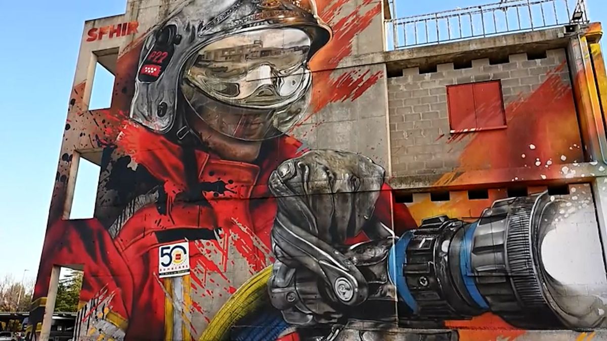 Hasič vypadá jako živý, ale je opravdu jen namalovaný. Na zdi hasičárny