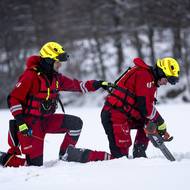 Na Košíkovských nádržích měří sílu ledu dobrovolní hasiči z Chodova.