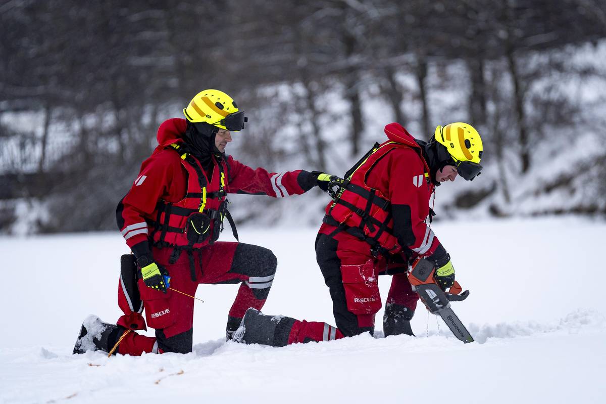 Na Košíkovských nádržích měří sílu ledu dobrovolní hasiči z Chodova. 