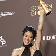 Teyana Taylorová pózuje s cenou za nejlepší ženský herecký výkon ve vedlejší úloze ve snímku Jedna bitva za druhou.