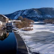 Pod jezem u Kadečkova mlýna je led ještě velmi tenký nebo žádný. O kus dál ale Berounka zamrzla. 