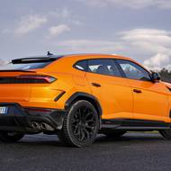 Jde o SUV-kupé se svažující se střechou.