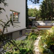 Obyvatelé mají k dispozici bazén s relaxační zónou. 