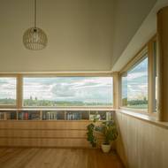 Aby z domu neunikalo teplo, jsou okna osazena trojskly s vysokými izolačními schopnostmi.