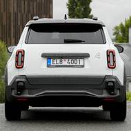 Záď je elegantně minimalistická.