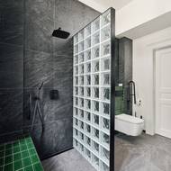 Běžnou zástěnu sprchového koutu nahradila stěna z luxfer.