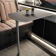 Na boku lednice je umístěn sklopný stolek. 