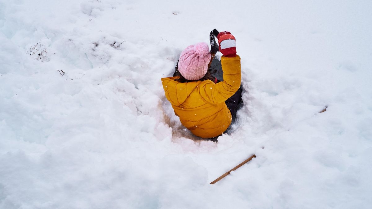 Žák ve Švédsku si před školou vyhrabal sněhový tunel. Sníh ho zavalil, chlapec v nemocnici zemřel
