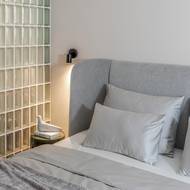 Povlečení a pléd ladí s dekorací L’Oiseau (Pták) od designérů Ronana & Erwana Bouroullecových.