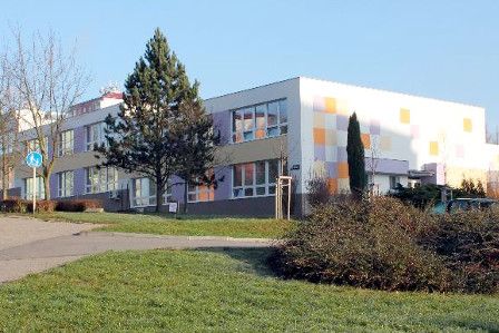 Základka na Blanensku přišla o úspory. Falešný policista vysál z účtu 10 milionů