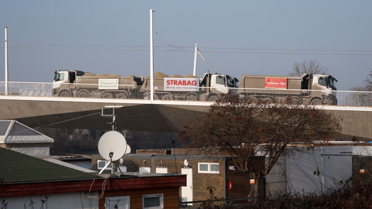 Stejně jako kdysi Nuselák s tanky: Nový Dvorecký most v Praze prošel zatěžovací zkouškou