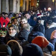 Silvestrovská půlnoc přilákala do ulic tisíce lidí, centrem se nedalo téměř projít.