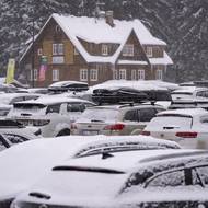 Sníh navíc způsobuje další dopravní komplikace.