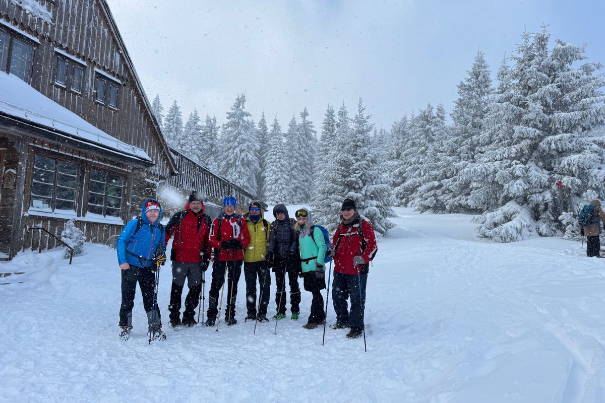 Sníh padal vodorovně. Turisté se kvůli vichru raději vracejí před vrcholem Sněžky zpět