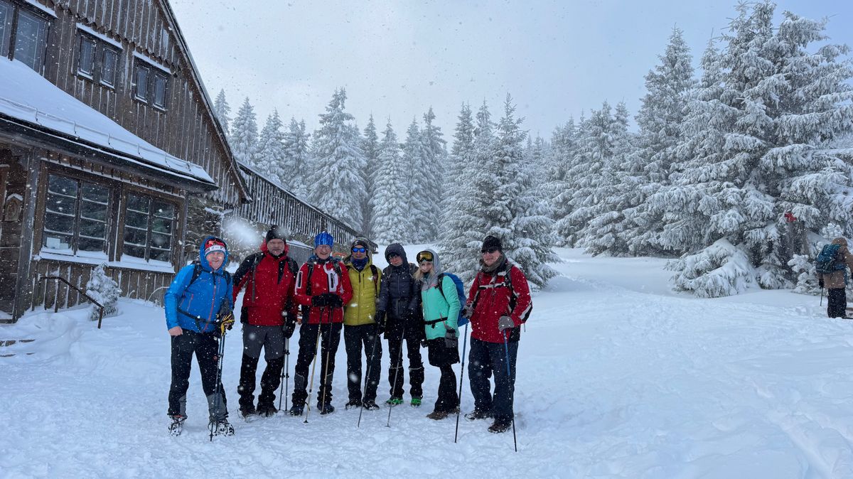 Sníh padal vodorovně. Turisté se kvůli vichru kus od vrcholu Sněžky raději vracejí zpět