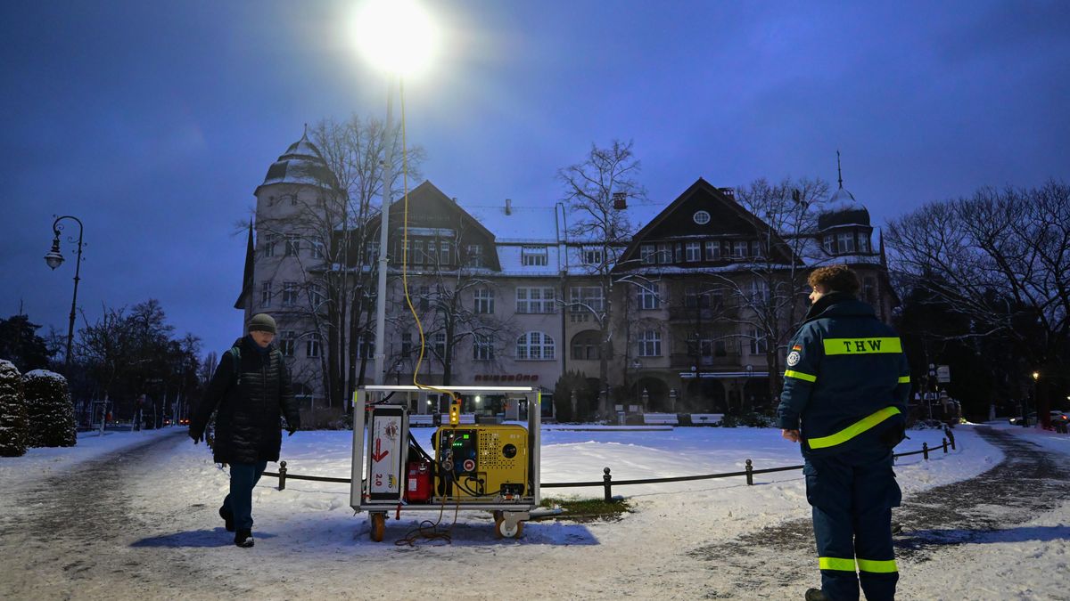 Peklo v Berlíně. Druhý den bez elektřiny lidé mrznou bez světla a vody