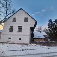 Druhá štítová zeď, obnovená už před několika lety.