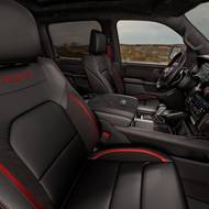 Kabina zaujme koženým čalouněním, karbonovými dekory i speciální grafikou přístrojů.