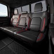 TRX zůstává praktickým vozem, má pětimístnou kabinu a velkou korbu.