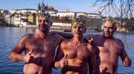 Tři králové plavali u Karlova mostu, museli jim rozbít ledy
