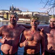 Hezčí panorama pro plavání asi v Česku není. Voda ale měla pouhé dva stupně. 