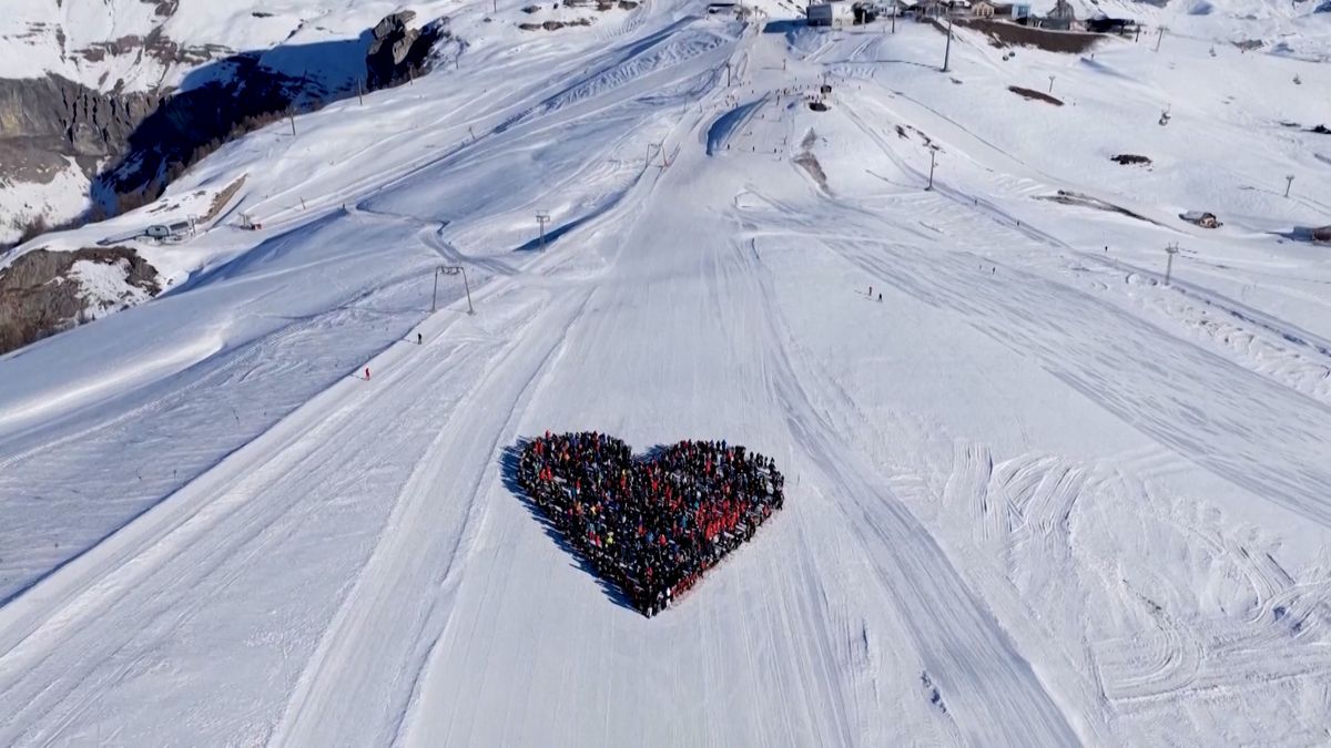 Dojemná pocta lyžařů obětem tragédie ve Švýcarsku