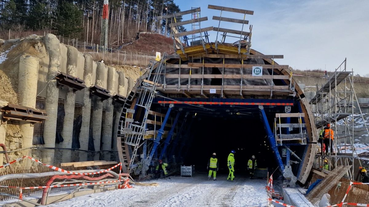 Stavebníci na Orlickoústecku ucpali kvůli mrazům polovinu budoucího dálničního tunelu