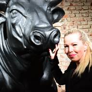 Paulina Skavová u své skulptury býka