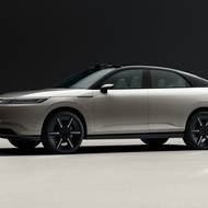 Na střeše opět vidíme senzory pro systém autonomního řízení, které bude pro značku klíčové.