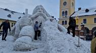 Na náměstí v Jilemnici se po letech opět usadil obří Krakonoš ze sněhu