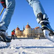Tady se točila Popelka. Dnes na zamrzlém rybníce zámku Moritzburg hrají hokej.