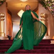 Dechberoucí šaty v lahvově zelené měla i herečka Queen Latifahová.