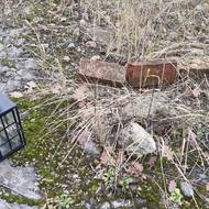 Pietní místo vytvořené na místě vybuchlého muničního skladu číslo 16 synem jednoho ze dvojice zemřelých pracovníku zbrojařské firmy Imex Group