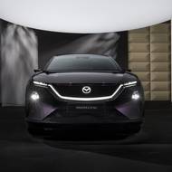 Hlavní světlomety jsou elegantně ukryty v nárazníku.