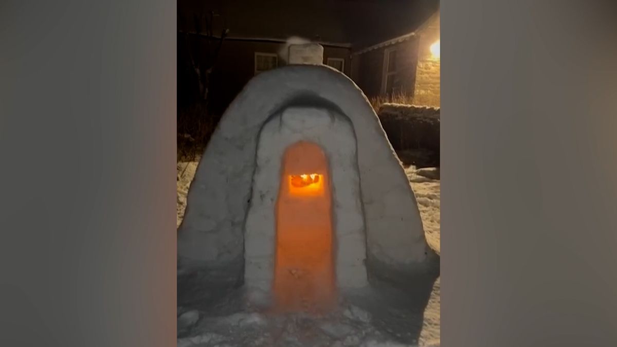 Kameník postavil na zahradě pro dceru iglú s ohništěm a komínem