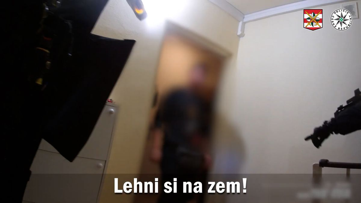 V rukou pistole a pepřák, v bytě dítě. Vyhrocenou situaci v brněnském bytě ukončili policisté se samopaly