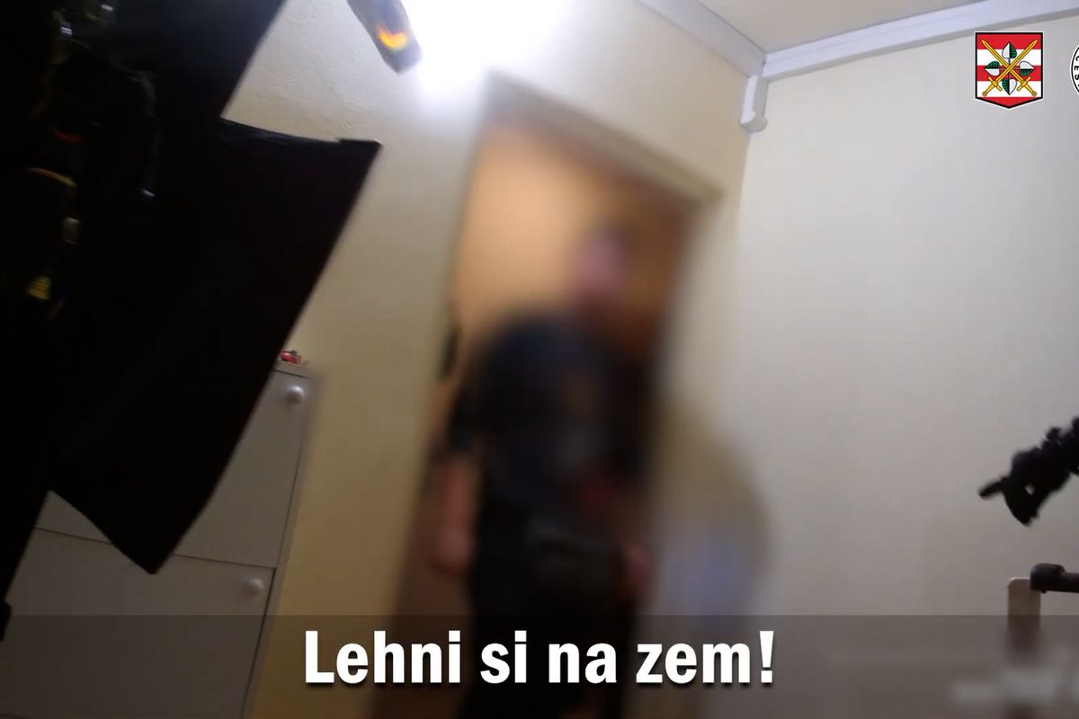 V rukou pistole a pepřák, v bytě dítě. Vyhrocenou situaci v brněnském bytě ukončili policisté se samopaly