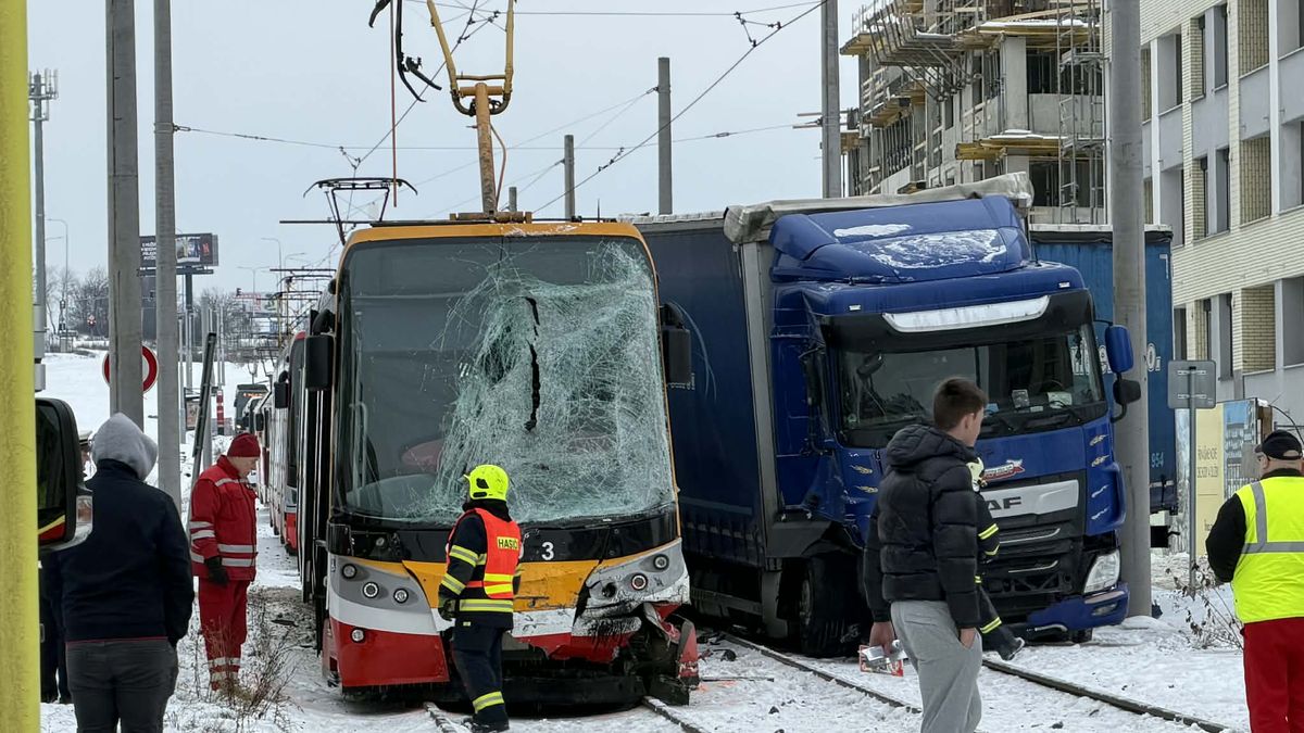 Tramvaj se na Barrandově střetla s kamionem