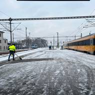 Vlaky nabraly zpoždění kvůli sněhu a ledovce. Takhle to v úterý ráno vypadalo na pražském hlavním nádraží  